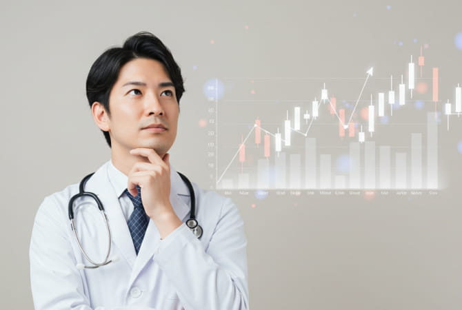 木製ブロックを積み上げた棒グラフ風の構成と、右から指を差す手