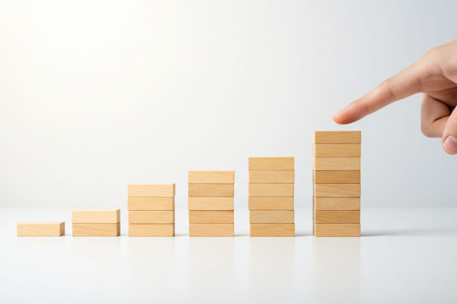 医師の男性がグラフを背景に思案している様子